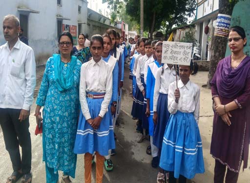 अम्बेडकरनगर: इन्द्रजीत वर्मा कन्या इण्टर कॉलेज की छात्राओं ने निकाली सड़क सुरक्षा रैली, नारों से किया जागरूक!