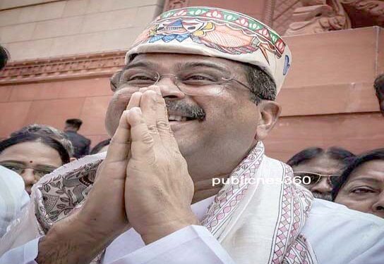 इस्तीफे के बाद संसद पहुंचे धर्मेंद्र प्रधान बोले- मैं स्ट्रीट फाइटर हूं, एसी रूम एक्टिविस्ट नहीं, गर्मजोशी से हुआ स्वागत