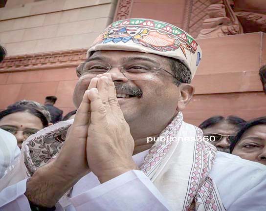 इस्तीफे के बाद संसद पहुंचे धर्मेंद्र प्रधान बोले- मैं स्ट्रीट फाइटर हूं, एसी रूम एक्टिविस्ट नहीं, गर्मजोशी से हुआ स्वागत