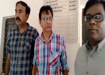 मेरठ : 25 हजार रुपये की रिश्वत लेते DIOS कार्यालय का बाबू गिरफ्तार