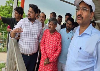 DRM ने रुदौली रेलवे स्टेशन का किया निरीक्षण, प्लेटफार्म नंबर 2 से यात्रियों के आवागमन मार्ग खोलने की मांग
