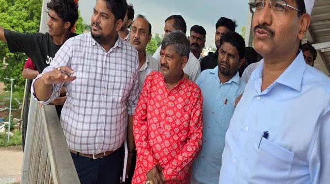 DRM ने रुदौली रेलवे स्टेशन का किया निरीक्षण, प्लेटफार्म नंबर 2 से यात्रियों के आवागमन मार्ग खोलने की मांग