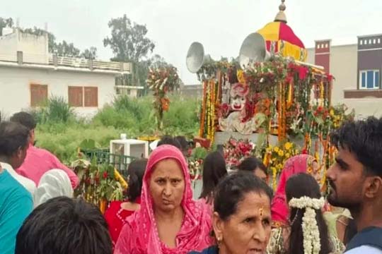 मेरठ में जगन्नाथ रथयात्रा के दौरान हाईटेंशन लाइन की चपेट में आया रथ, एक श्रद्धालु की मौत, नौ झुलसे