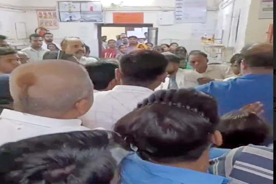 गोरखपुर में बच्ची हत्या के आरोपी सिपाही की अस्पताल में पिटाई, डॉक्टर-नर्सों का फूटा गुस्सा