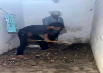 आगरा में महिला ने पति की हत्या कर शव को बाथरूम ने दफनाया, गिरफ्तार