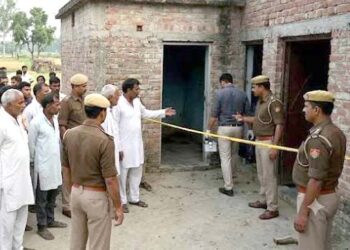 कुशीनगर में ग्राम प्रधान की पत्नी का जला हुआ शव शौचालय में मिला