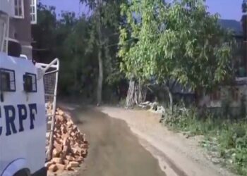 सेना ने जम्मू कश्मीर के शोपियां में लश्कर के दो स्थानीय आतंकवादियों को घेरा; मुठभेड़ में दोनों आतंकवादी ढेर