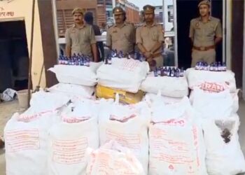 चंदौली में लावारिस ट्रक से मुर्गी दाने की बोरियों के नीचे छिपाई 7200 शीशी (720 लीटर) अवैध कोडीन कफ सिरप बरामद