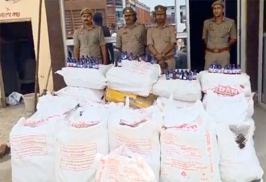 चंदौली में लावारिस ट्रक से मुर्गी दाने की बोरियों के नीचे छिपाई 7200 शीशी (720 लीटर) अवैध कोडीन कफ सिरप बरामद