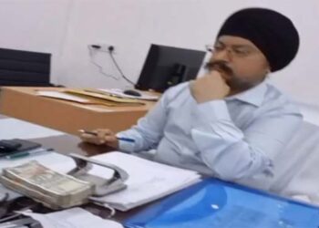 कानपुर देहात: मेज पर नोटों की गड्डियों की तस्वीरें वायरल, मेडिकल कॉलेज के कार्यवाहक प्राचार्य निलंबित