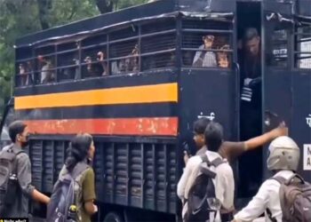 मुंबई में राहगीर ने पुलिस वैन का लॉक खोला, हिरासत में लिए गए छात्र भाग निकले