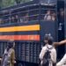 मुंबई में राहगीर ने पुलिस वैन का लॉक खोला, हिरासत में लिए गए छात्र भाग निकले