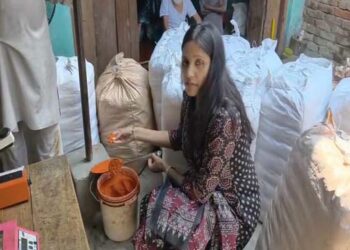 बाराबंकी में अवैध चाय पत्ती बनाने वाली फैक्ट्री पकड़ी गई, 800 किलो रंगी हुई चायपत्ती बरामद