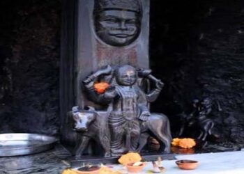 Sawan में Sadesati: शनिदेव की वक्र दृष्टि, आपकी तरक्की? जानें, शनिदेव की वक्र दृष्टि (साढ़े साती और ढैय्या) से बचाव का अत्यंत सिद्ध समय