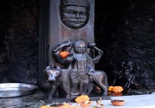 Sawan में Sadesati: शनिदेव की वक्र दृष्टि, आपकी तरक्की? जानें, शनिदेव की वक्र दृष्टि (साढ़े साती और ढैय्या) से बचाव का अत्यंत सिद्ध समय