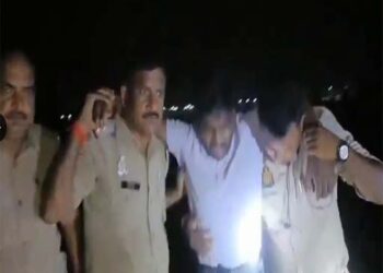 सुलतानपुर जिले में पुलिस मुठभेड़ में इनामी बदमाश सहित चार शातिर चोर गिरफ्तार, 11 लाख रुपये नकद और हथियार बरामद