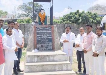 अयोध्या: मेरे मित्र साकेत महाविद्यालय के पूर्व अध्यक्ष ठाकुर प्रसाद वर्मा की 20 वीं पुण्य तिथि, प्रतिमा पर पुष्पंजलि अर्पित करते हुए किया याद