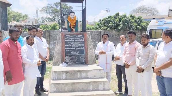 अयोध्या: मेरे मित्र साकेत महाविद्यालय के पूर्व अध्यक्ष ठाकुर प्रसाद वर्मा की 20 वीं पुण्य तिथि, प्रतिमा पर पुष्पंजलि अर्पित करते हुए किया याद
