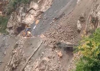 उत्तरकाशी ज़िले में नालूपानी के पास हुए भूस्खलन के कारण गंगोत्री राष्ट्रीय राजमार्ग अवरुद्ध