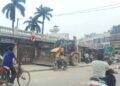 अयोध्या: सीतापुर नेत्र चिकित्सालय परिसर की दुकानों पर चला बुलडोजर, दुकानदारों में आक्रोश