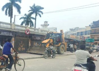 अयोध्या: सीतापुर नेत्र चिकित्सालय परिसर की दुकानों पर चला बुलडोजर, दुकानदारों में आक्रोश