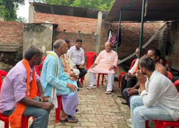 रुदौली: चार मासूमों की आंखों में आंसू देख कांप उठा दिल, पूर्व सांसद लल्लू सिंह पहुंचे पीड़ित परिवार के घर