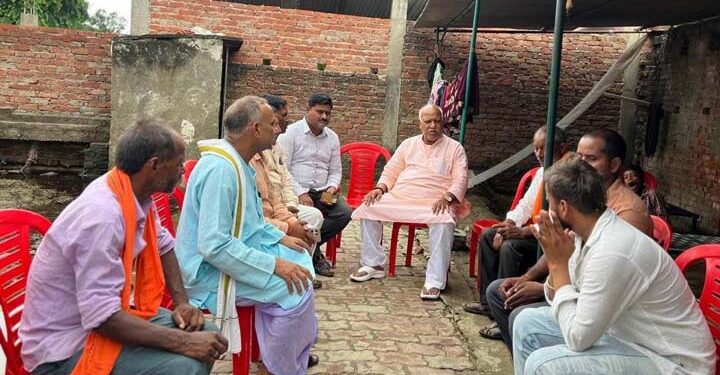 रुदौली: चार मासूमों की आंखों में आंसू देख कांप उठा दिल, पूर्व सांसद लल्लू सिंह पहुंचे पीड़ित परिवार के घर