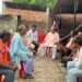 रुदौली: चार मासूमों की आंखों में आंसू देख कांप उठा दिल, पूर्व सांसद लल्लू सिंह पहुंचे पीड़ित परिवार के घर