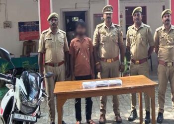 अयोध्या: एटीएम बदलकर ठगी करने वाला आरोपी गिरफ्तार, 19 एटीएम कार्ड और 28,500 रुपये बरामद