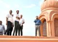 अयोध्या: DM शशांक त्रिपाठी ने चौक स्थित ऐतिहासिक द्वार और साकेत सदन का किया निरीक्षण