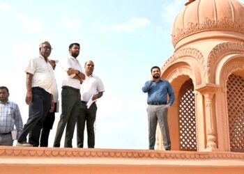 Photo अयोध्या: DM शशांक त्रिपाठी ने चौक स्थित ऐतिहासिक द्वार और साकेत सदन का किया निरीक्षण