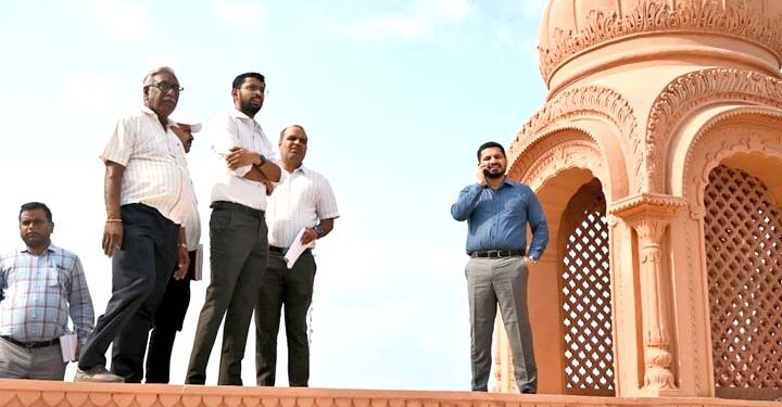 Photo अयोध्या: DM शशांक त्रिपाठी ने चौक स्थित ऐतिहासिक द्वार और साकेत सदन का किया निरीक्षण