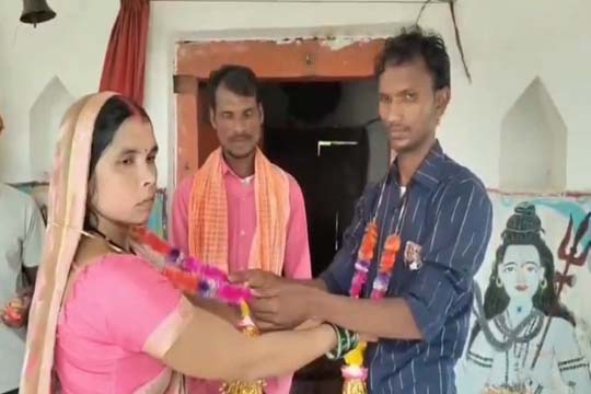 संत कबीरनगर: पति ने शिव मंदिर में अपनी पत्नी की उसके प्रेमी से कराई शादी