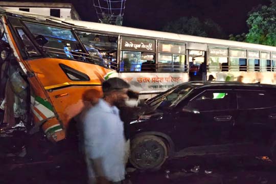 हमीरपुर में रोडवेज बस और डीजल टैंकर की टक्कर में तीन लोगों की मौत, 25 घायल