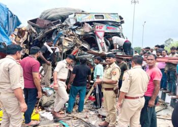 बरेली: यूनिवर्सिटी के पास दो ट्रकों की आमने-सामने टक्कर, 2 लोगों की मौत