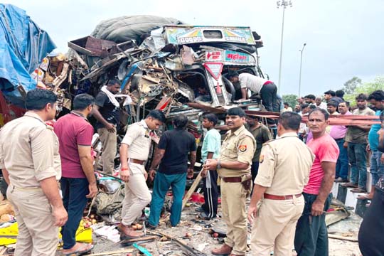बरेली: यूनिवर्सिटी के पास दो ट्रकों की आमने-सामने टक्कर, 2 लोगों की मौत