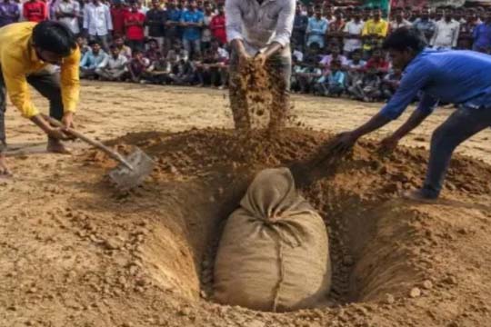 जिंदा दफन सर्कस कलाकार की मौत; उस्ताद का लालच बना मौत का कारण