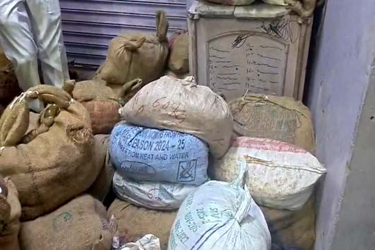 हाथरस में स्टेशनरी कारोबारी के घर-दुकान से सिक्कों का जखीरा बरामद, कमीशन पर होती थी सिक्कों की सप्लाई