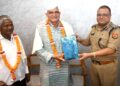 अयोध्या: DIG कार्यालय में मुख्य आरक्षी डॉ. ओमप्रकाश सिंह और कर्मचारी अंगदराम को दी गई भावभीनी विदाई