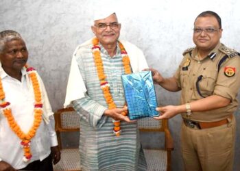 अयोध्या: DIG कार्यालय में मुख्य आरक्षी डॉ. ओमप्रकाश सिंह और कर्मचारी अंगदराम को दी गई भावभीनी विदाई