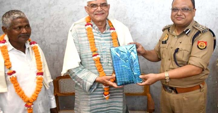 अयोध्या: DIG कार्यालय में मुख्य आरक्षी डॉ. ओमप्रकाश सिंह और कर्मचारी अंगदराम को दी गई भावभीनी विदाई