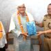 अयोध्या: DIG कार्यालय में मुख्य आरक्षी डॉ. ओमप्रकाश सिंह और कर्मचारी अंगदराम को दी गई भावभीनी विदाई