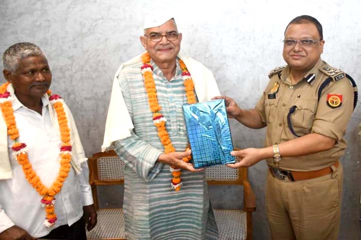 अयोध्या: DIG कार्यालय में मुख्य आरक्षी डॉ. ओमप्रकाश सिंह और कर्मचारी अंगदराम को दी गई भावभीनी विदाई