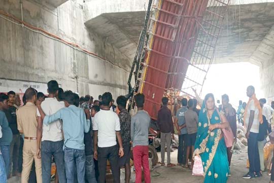गोरखपुर लिंक एक्सप्रेसवे पर डिवाइडर से टकराकर डीसीएम अंडरपास में गिरी, हादसे में 2 लोगों की मौत