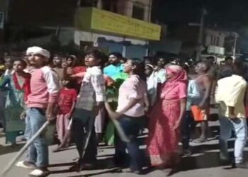 अमेठी जिले के गौरीगंज क्षेत्र में युवक की गला रेतकर हत्या, गुस्साए परिजनों और ग्रामीणों ने किया रोड जाम