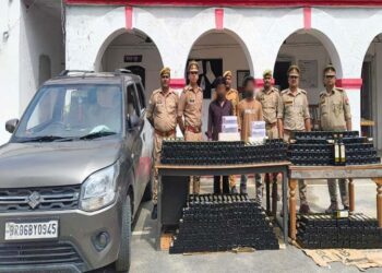 अयोध्या में 839 बोतल अवैध अंग्रेजी शराब के साथ दो तस्कर गिरफ्तार, कार और नकदी भी बरामद