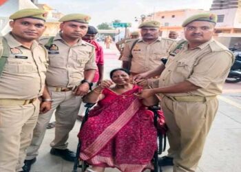 अयोध्या में राम मंदिर दर्शन को आई महिला की सड़क पर गिरी करीब 20 लाख की हीरेजड़ित सोने की चेन सेवादार ने लौटाई