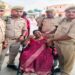 अयोध्या में राम मंदिर दर्शन को आई महिला की सड़क पर गिरी करीब 20 लाख की हीरेजड़ित सोने की चेन सेवादार ने लौटाई
