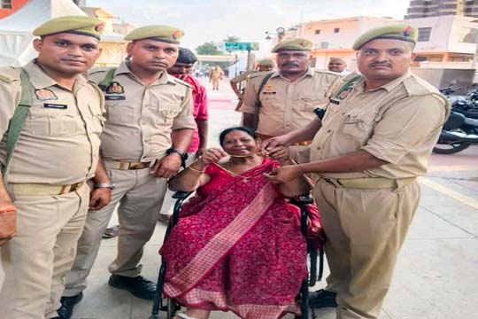 अयोध्या में राम मंदिर दर्शन को आई महिला की सड़क पर गिरी करीब 20 लाख की हीरेजड़ित सोने की चेन सेवादार ने लौटाई