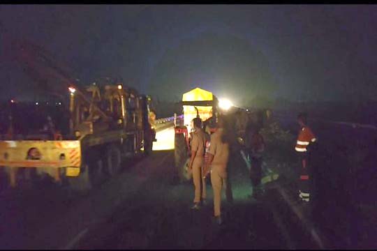 एटा में ट्रक ने ट्रैक्टर-ट्रॉली को मारी टक्कर, एक कांवड़िये की मौत